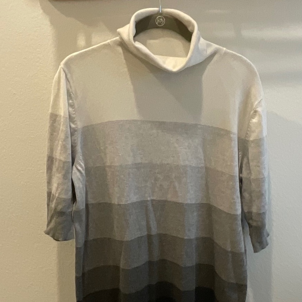 White Striped turtleneck with short sleeves